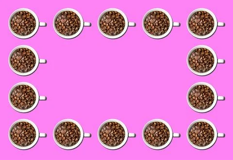 Pattern of white coffee cups full of coffee beans isolated over bright colorful Foto stock
