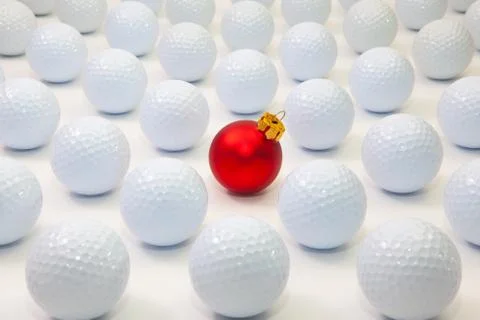 Pattern with white golf balls and red Christmas decoration Foto stock