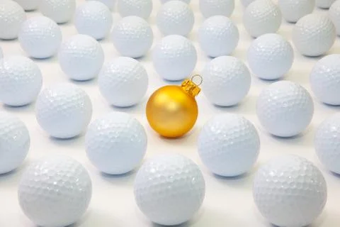 Pattern with white golf balls and gold Christmas decoration Foto stock