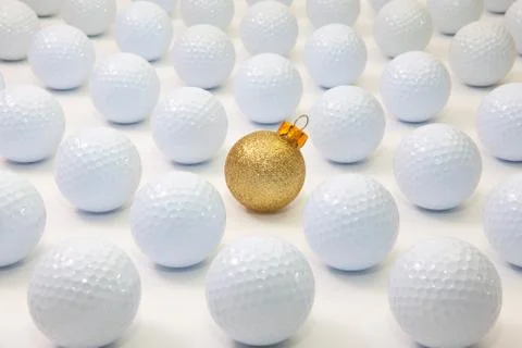 Pattern with white golf balls and gold Christmas decoration Foto stock