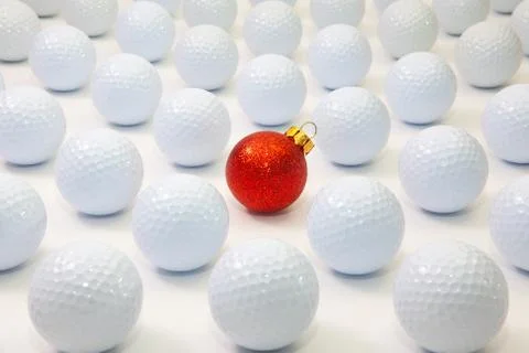 Pattern with white golf balls and red Christmas decoration Foto stock
