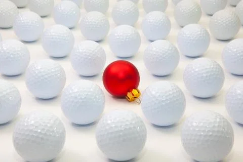 Pattern with white golf balls and red Christmas decoration Foto stock