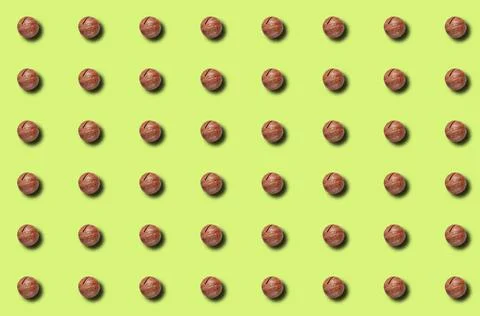 A pattern with whole macadamia nuts on a green background. The template is di 스톡 사진