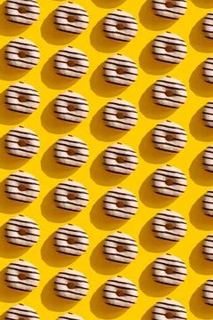 A pattern on a yellow background of donuts Foto stock