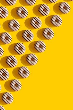 A pattern on a yellow background of donuts Foto stock