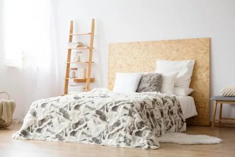 Patterned bedsheets on king-size bed Stock-Fotos