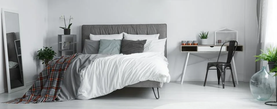 Patterned blanket in grey bedroom Foto stock