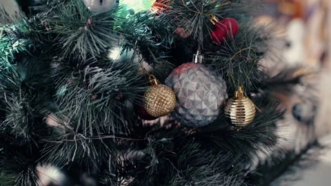 Patterned Shiny Ball Ornaments On Christmas Tree - Closeup Shot, Rack Focus 库存影片 147577010