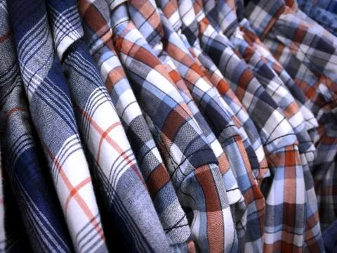 Patterned Shirts for Men Hanging on Rack in Clothing Store Foto stock