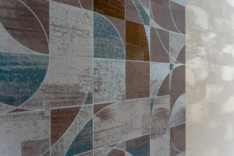 A patterned wall with a blue and brown design Foto stock