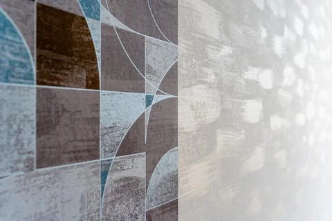A patterned wall with a blue and brown design Foto stock