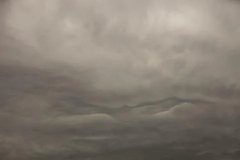 Patterns in cloud on an occluded front over the Lake District hills in Ambles Foto stock
