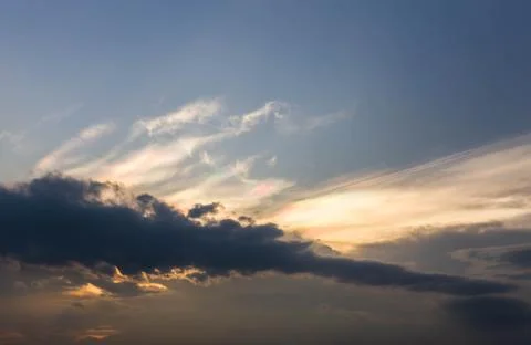 Patterns of clouds on the evening sky. Fotos Stock