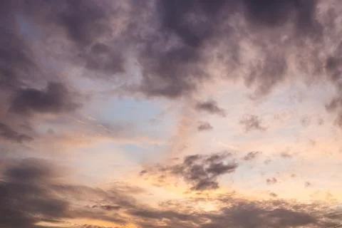 Patterns of clouds on the evening sky. Fotos Stock