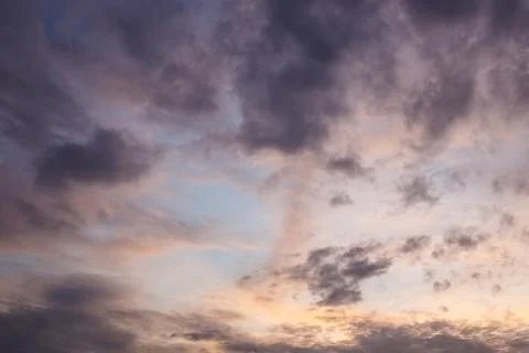 Patterns of clouds on the evening sky. Fotos Stock