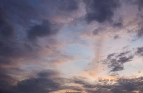Patterns of clouds on the evening sky. Fotos Stock