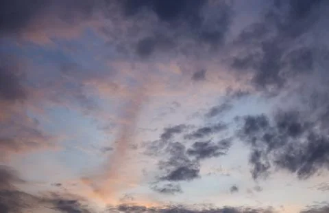 Patterns of clouds on the evening sky. Fotos Stock