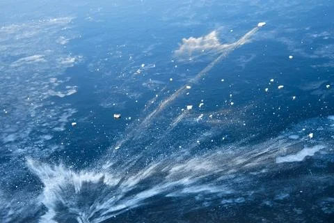 Patterns on the fresh thin river ice Patterns of snow and quickly frozen w... Foto stock