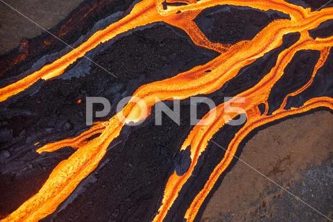 Photograph: Patterns of lava from an active volcano eruption ...