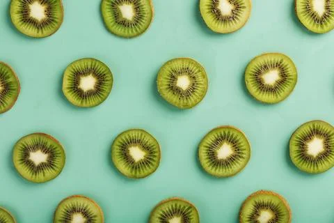 The patterns of the slices of kiwi fruit on green background as a continuou.. Stock Photos