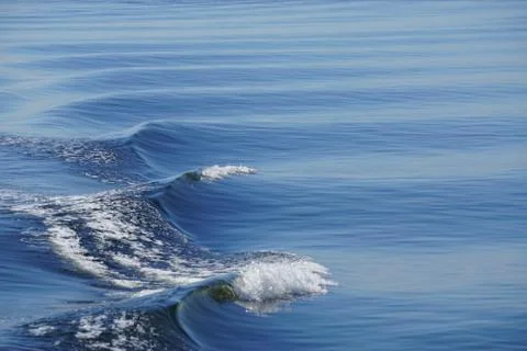 Patterns of waves in blue water Foto stock