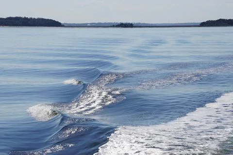 Patterns of waves in blue water Foto stock
