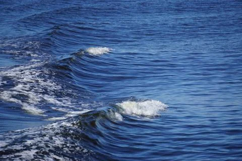 Patterns of waves in blue water Foto stock