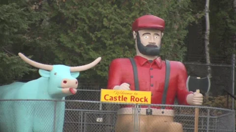 Paul Bunyan &amp; Babe roadside statue Stock Footage 974005