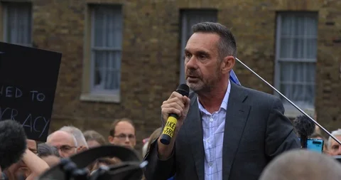 Paul Mason speaking to a pro-EU demonstration outside Parliament 스톡 동영상 126007239
