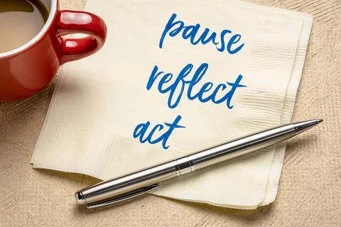 Pause, reflect, act concept - words on napkin Foto stock