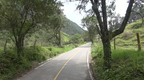 Paved road high in the mountains Vídeos de archivo 60390785