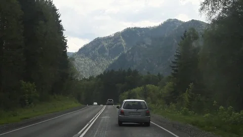 Paved road in the mountains. Shooting inside the car. Machines go. 스톡 동영상 70670155