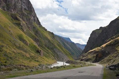 Paved road in a narrow gorge in the mountains of Kyrgyzstan Foto stock