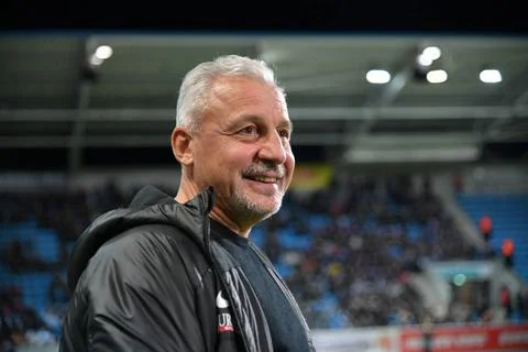 Pavel Dotchev (Trainer, FC Erzgebirge Aue) vor dem Spiel optimistisch. Che... Stock Photos