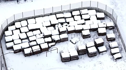 Pavement blocks with snow layer in storage yard, aerial top view Vidéo 334749539