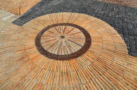 Pavement with concentric pattern. Patterned floor walkway in the park. Foto stock