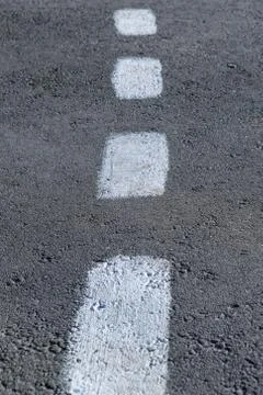 On the pavement marking. Rough intermittent white line. Foto stock