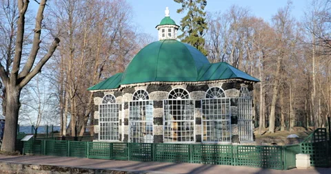 Pavilion Aviary in the Lower Park of Peterhof, St. Petersburg, Russia 스톡 동영상 300777300