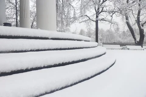 Pavilion under the flag round steps under a thick layer of snow. Landscape .. Foto stock