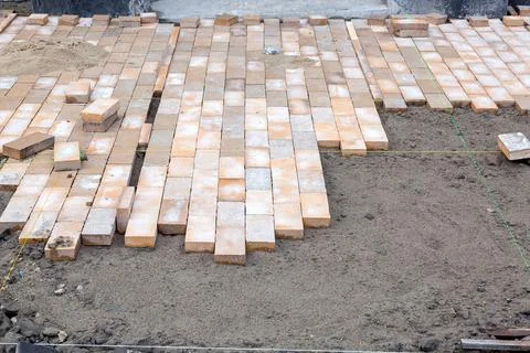 Paving of a new sidewalk from rectangular stone tiles. Foto stock