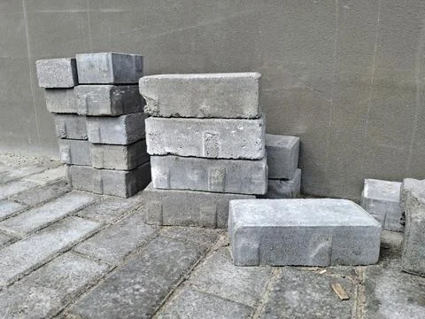 The paving slabs are arranged in a pattern at the construction site Foto stock