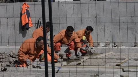 Paving stone workers during the tramway route construction. Vídeo Stock 87735359