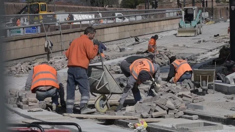 Paving stone workers during the tramway route construction. Vídeo Stock 87781837