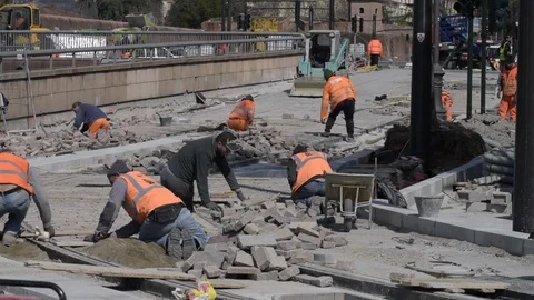 Paving stone workers during the tramway route construction. 库存影片 87782472