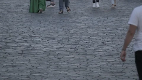 Paving stones on the square on which people are walking. Vídeo Stock 158080267