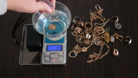 Pawnshop worker determines the ring of gold jewelry using the Hydrostatic w.. Stock Footage 255503181