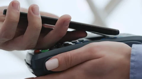 Pay by phone on electronic payment machine or card reader of supermarket. E-mone Vidéo 199480713