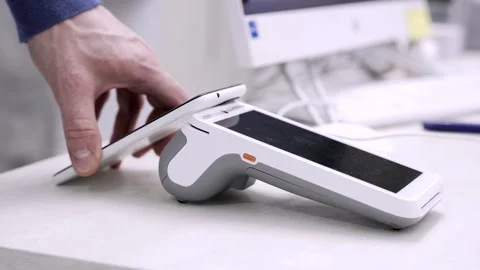 Pay by phone on electronic payment machine or card reader. E-money at cashless w 스톡 동영상 303182527