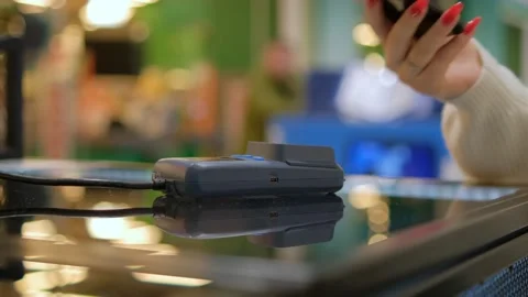 Pay by smartphone on electronic payment machine or card reader. E-money at Видео 233515327