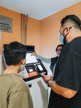 Paying for parking using QR Code in IOI City Mall. Modern technology. Foto stock